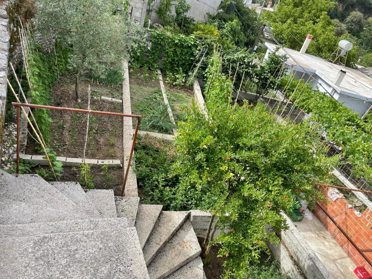 Leka Guesthouse Gjirokastër Exteriör bild