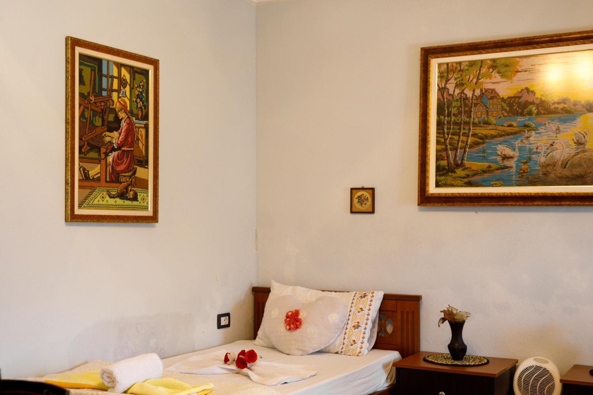 Leka Guesthouse Gjirokastër Exteriör bild
