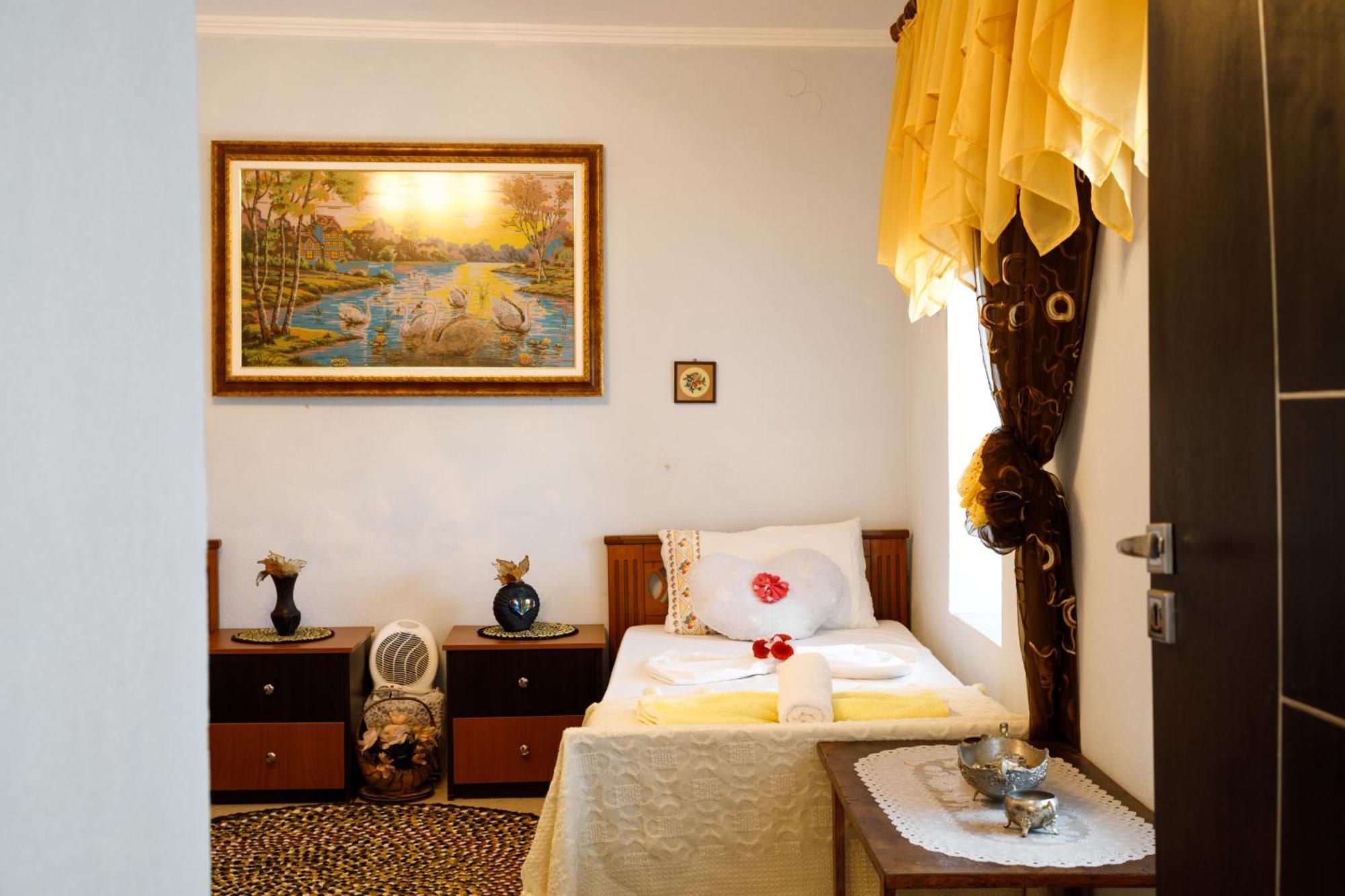 Leka Guesthouse Gjirokastër Exteriör bild