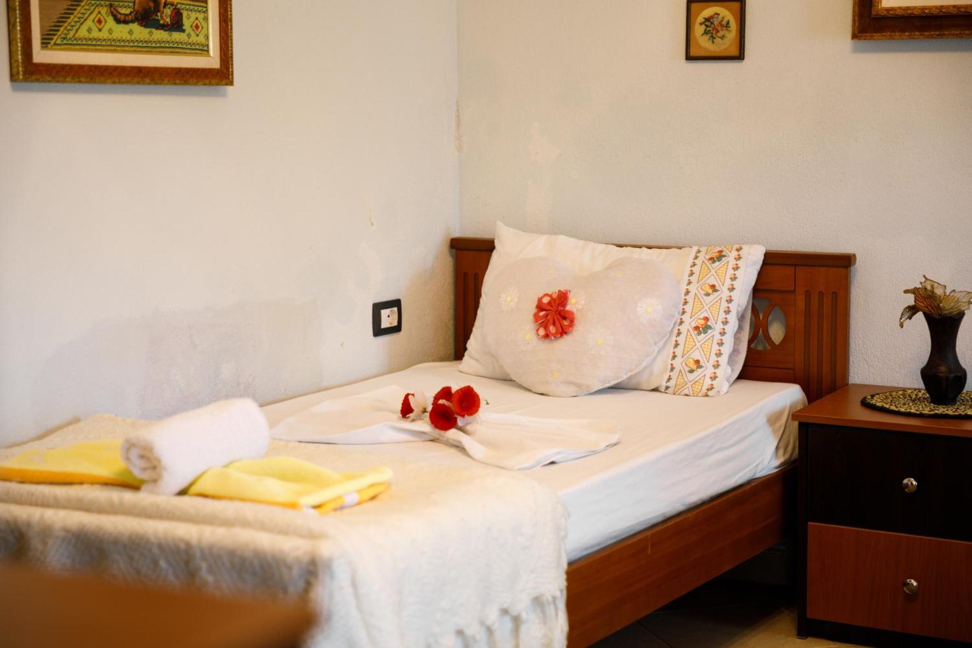 Leka Guesthouse Gjirokastër Exteriör bild