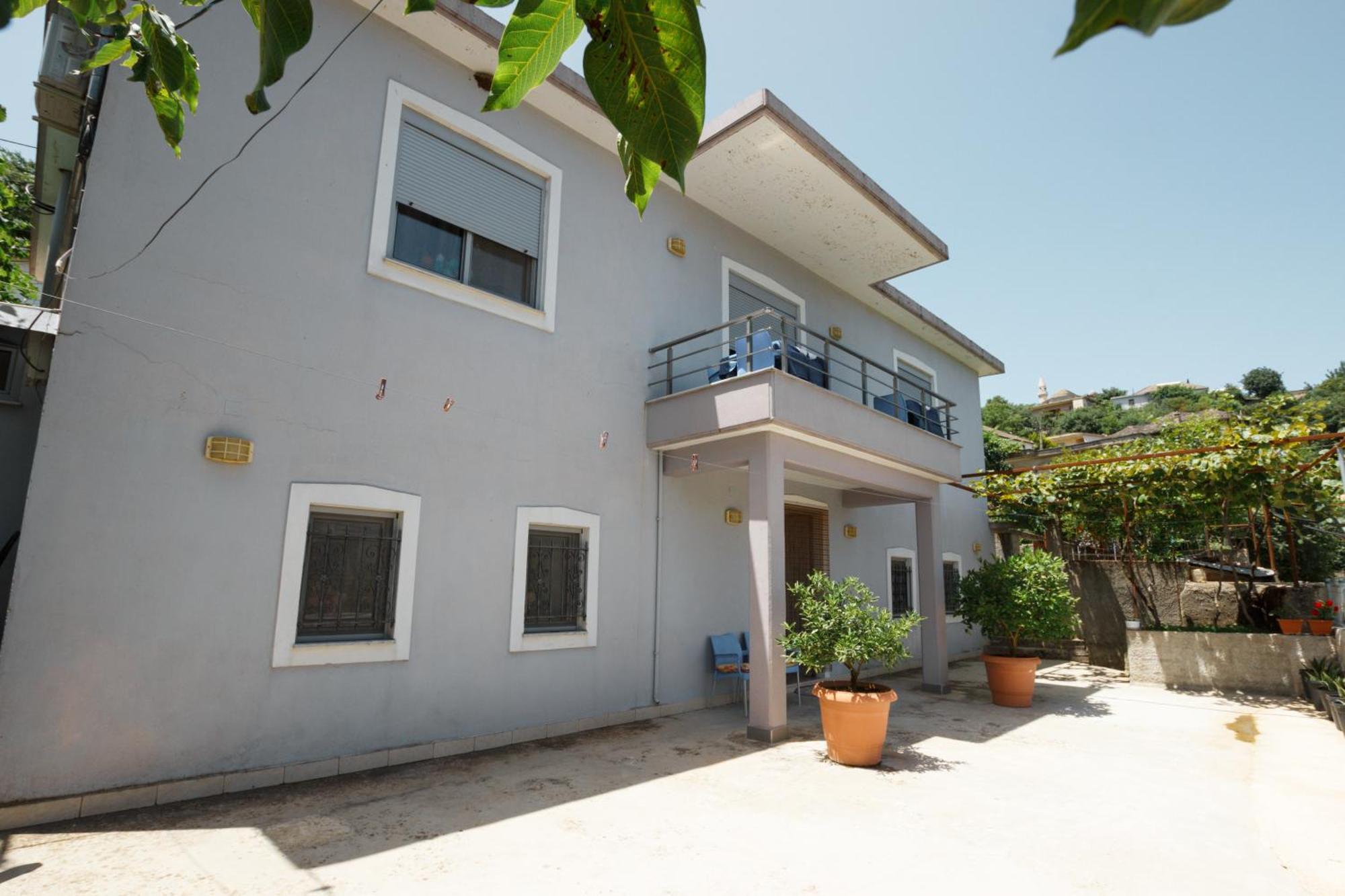 Leka Guesthouse Gjirokastër Exteriör bild