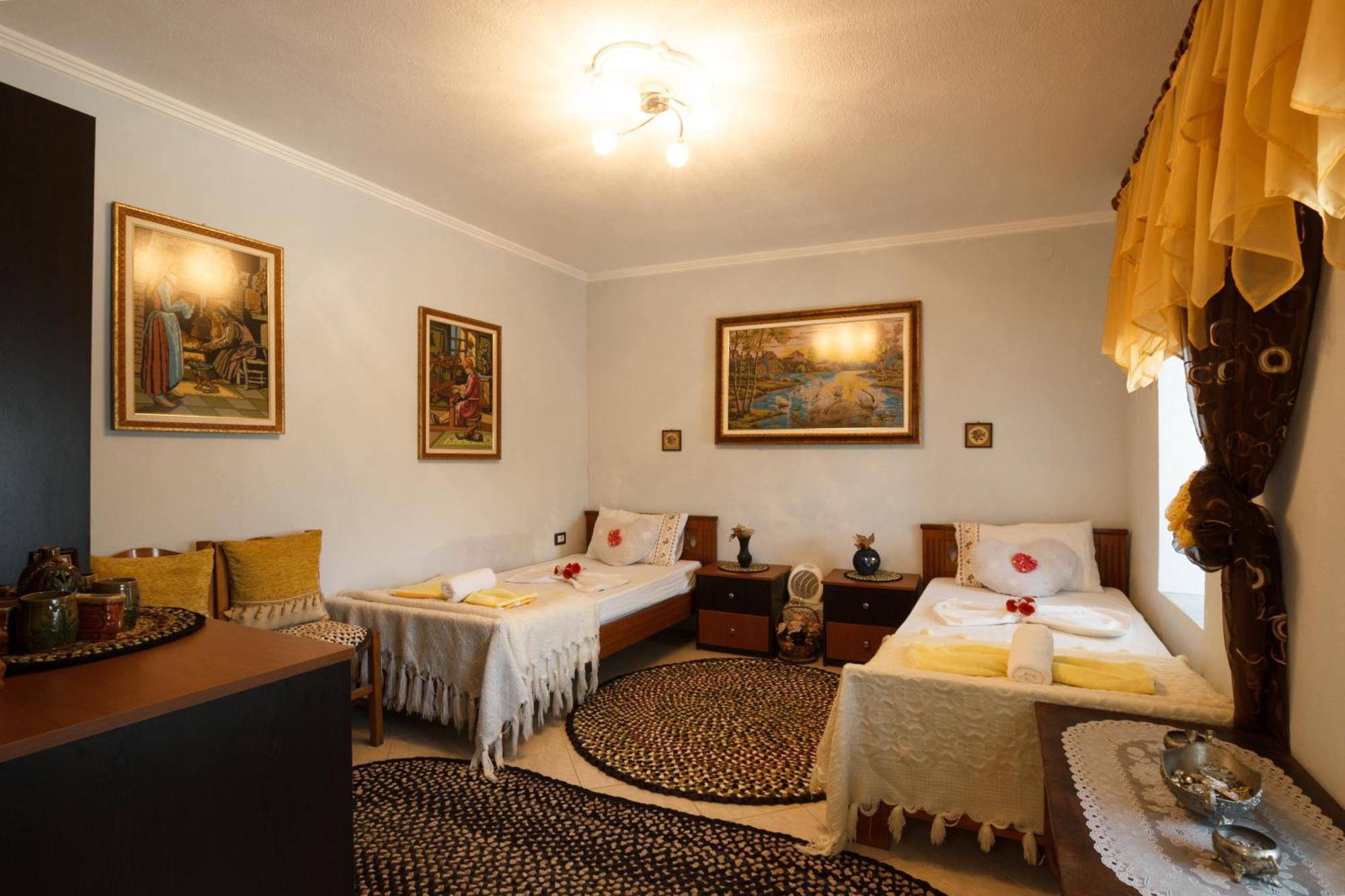 Leka Guesthouse Gjirokastër Exteriör bild