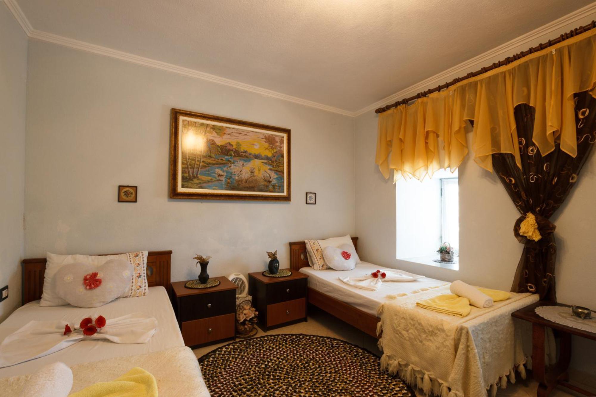 Leka Guesthouse Gjirokastër Exteriör bild