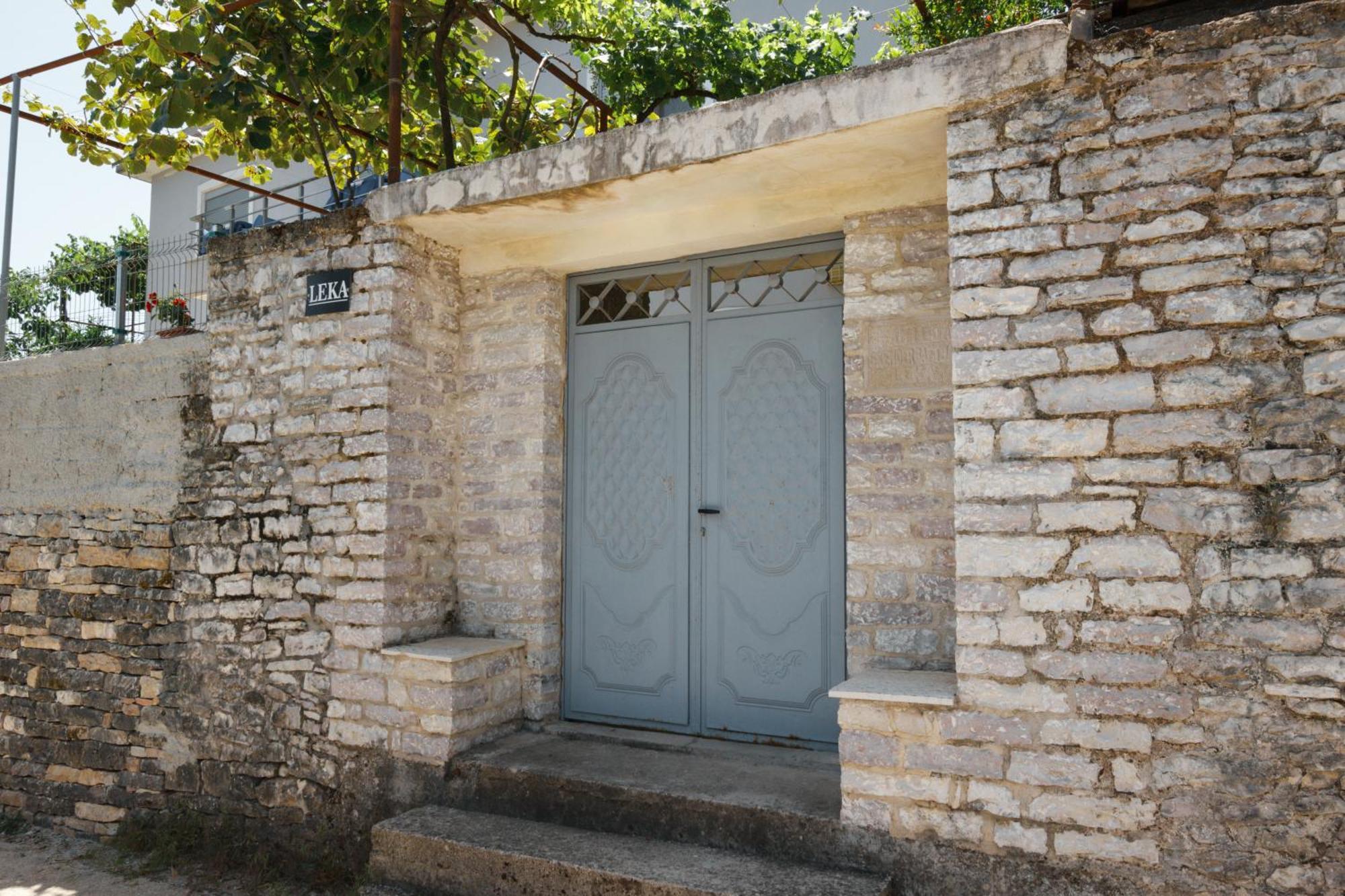 Leka Guesthouse Gjirokastër Exteriör bild