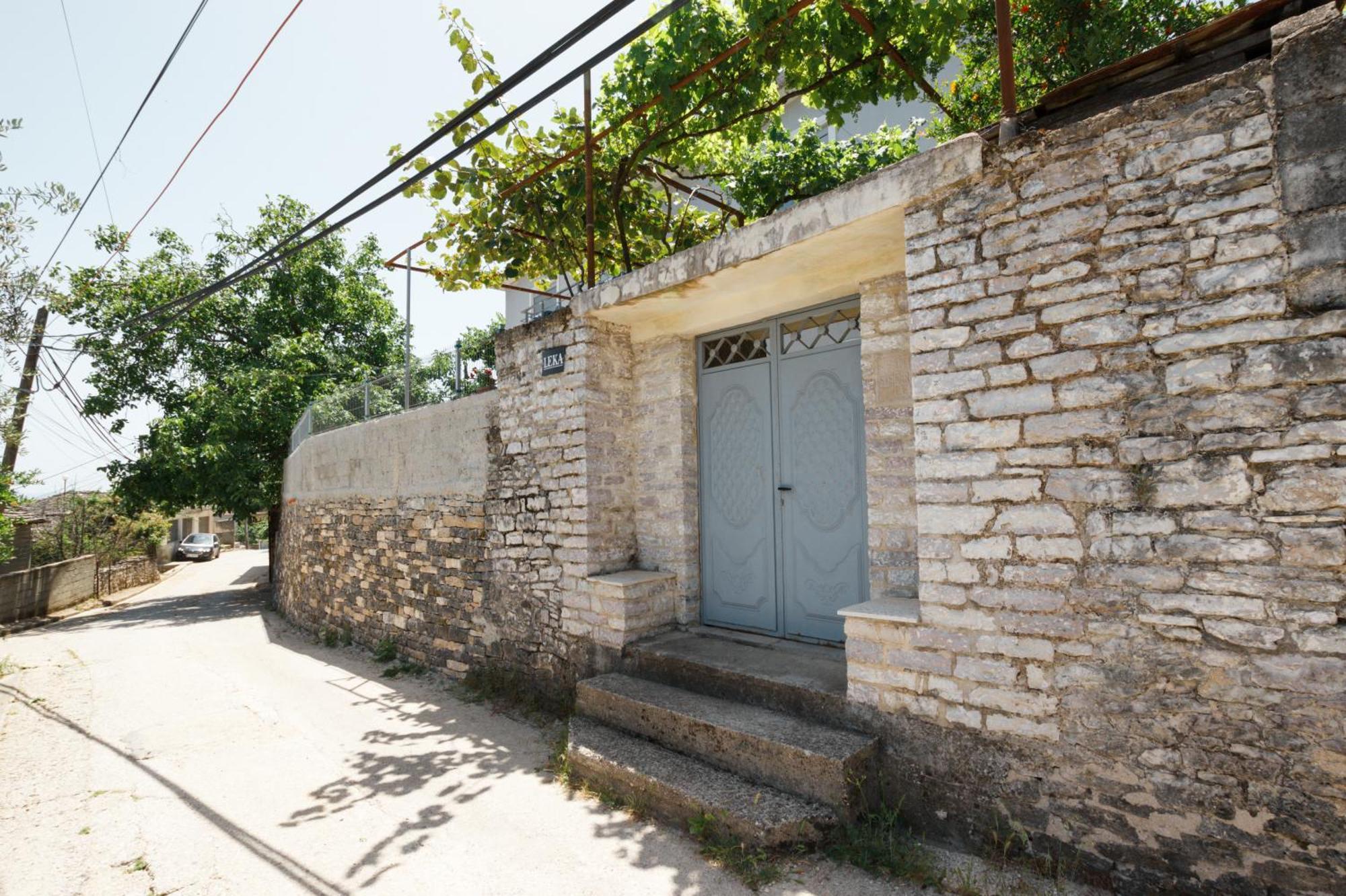 Leka Guesthouse Gjirokastër Exteriör bild