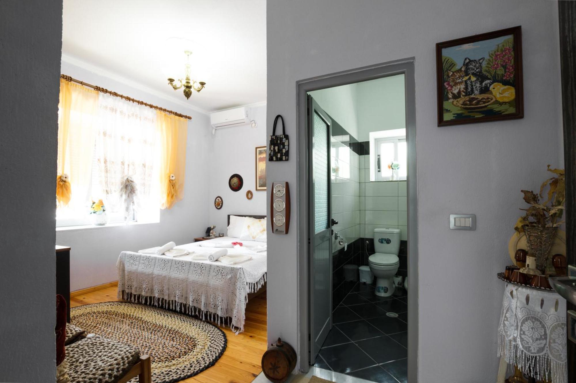 Leka Guesthouse Gjirokastër Exteriör bild