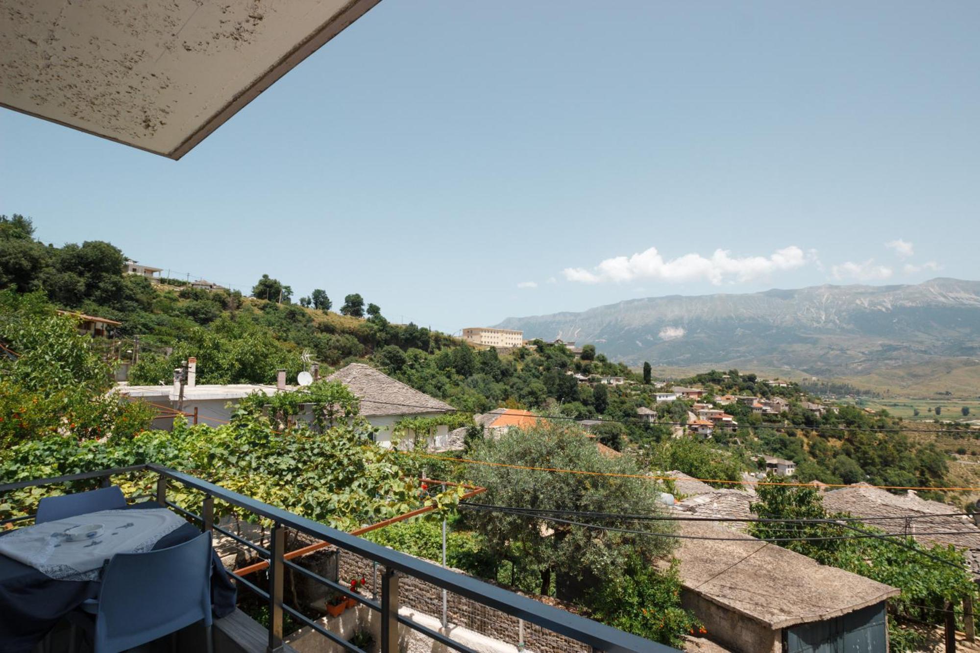 Leka Guesthouse Gjirokastër Exteriör bild