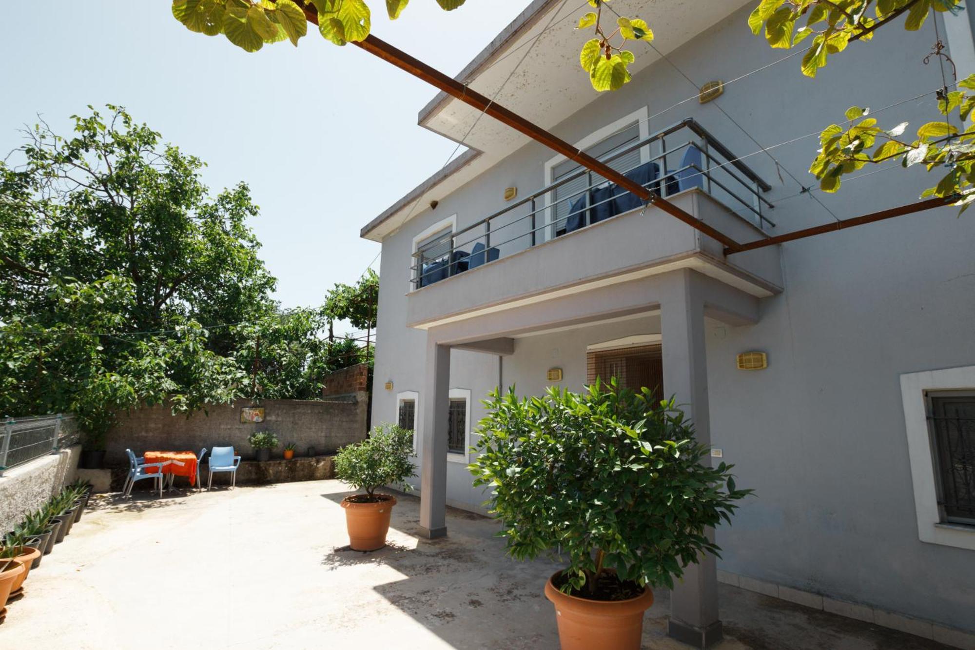 Leka Guesthouse Gjirokastër Exteriör bild