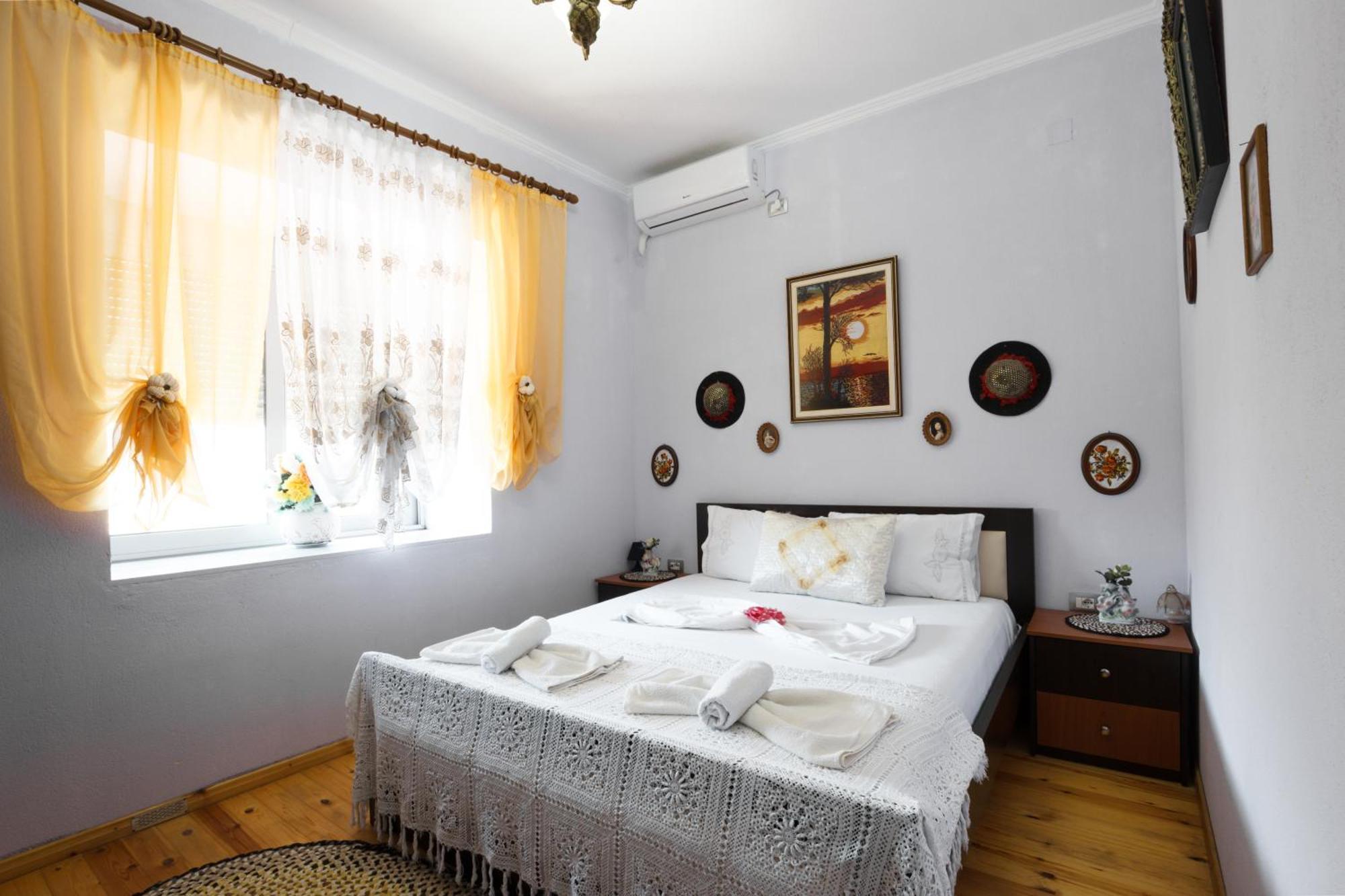 Leka Guesthouse Gjirokastër Exteriör bild